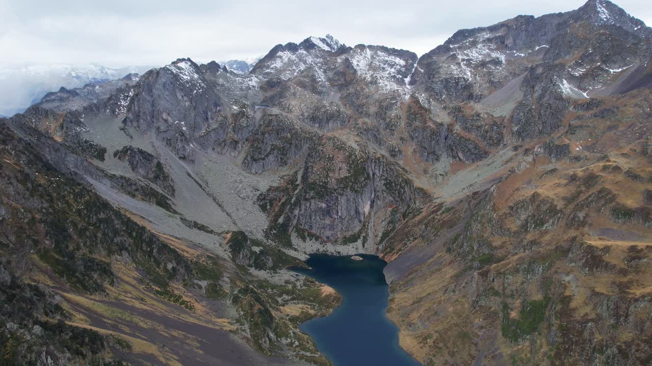 Serene Ilhéou Lake amid Pyrenees peaks; ideal for hiking and tranquility