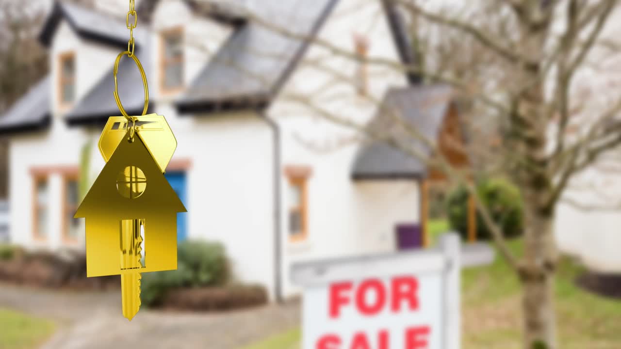 금색 집 키  ⁇ 과 열 ⁇ 의 애니메이션, 판매 표지판과 함께 흐릿한 집 앞에 매달려 있습니다.