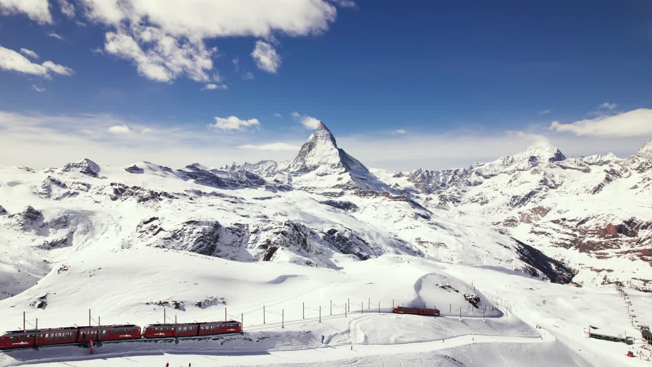 panorama aéreo del tren en la estación de esquí de zermatt con el pico de la montaña matterhorn en invierno
