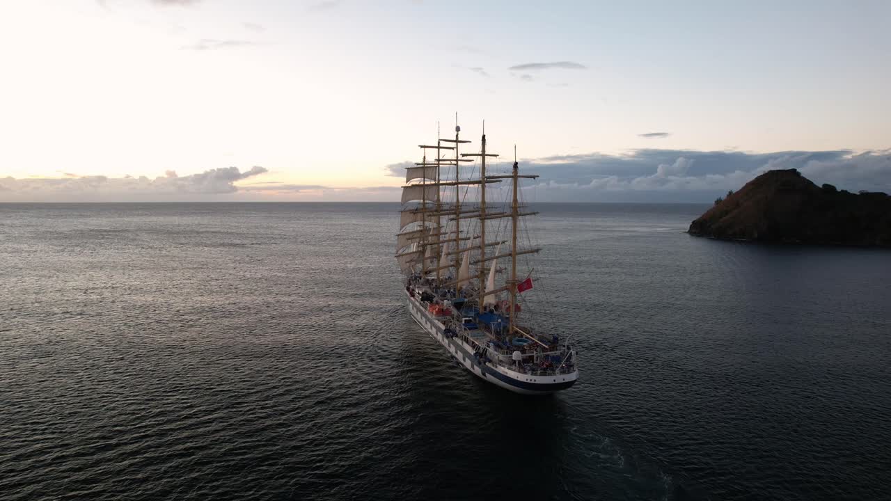 세인트루시아의 놀라운 고전 항해 요트, 해가 지는 순간