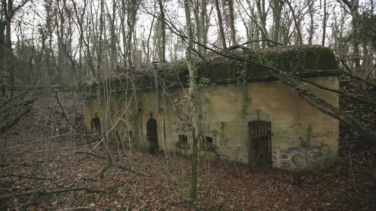 Edificio abbandonato nella foresta che fa parte di una fortificazione della guerra mondiale