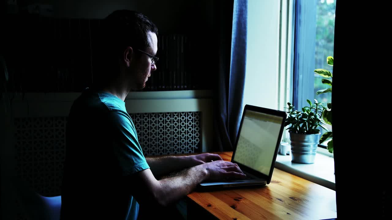 테이블에서 노트북을 사용하는 남자