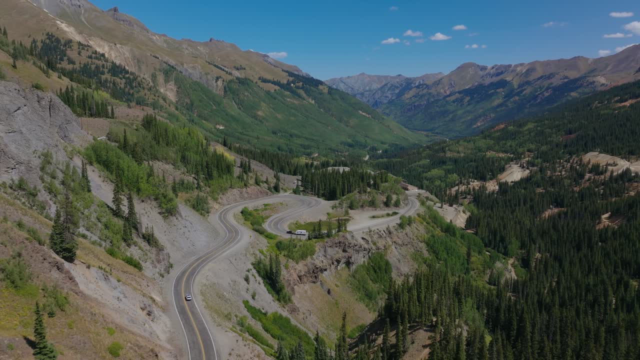 Ampia vista aerea di una valle alpina con un'autostrada montana che si snoda lungo la natura selvaggia del Colorado, Million Dollar Highway, Colorado, USA