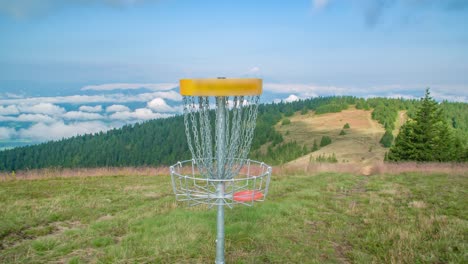 disc golf target of basket wordt gegooid door een schijf in een open natuurpark