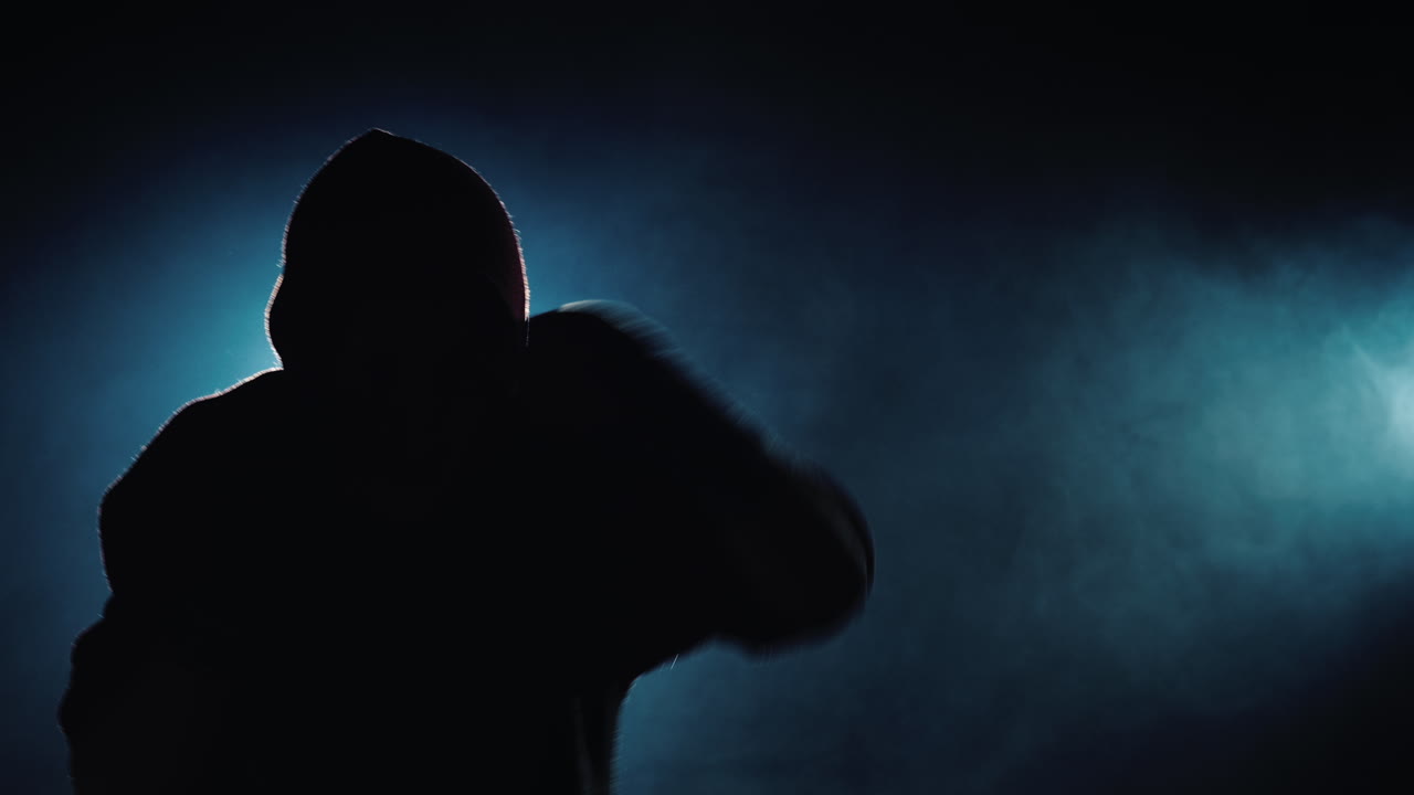 silueta oscura de un tren de combate en una pelea de culan en los rayos de video de 4k de luz