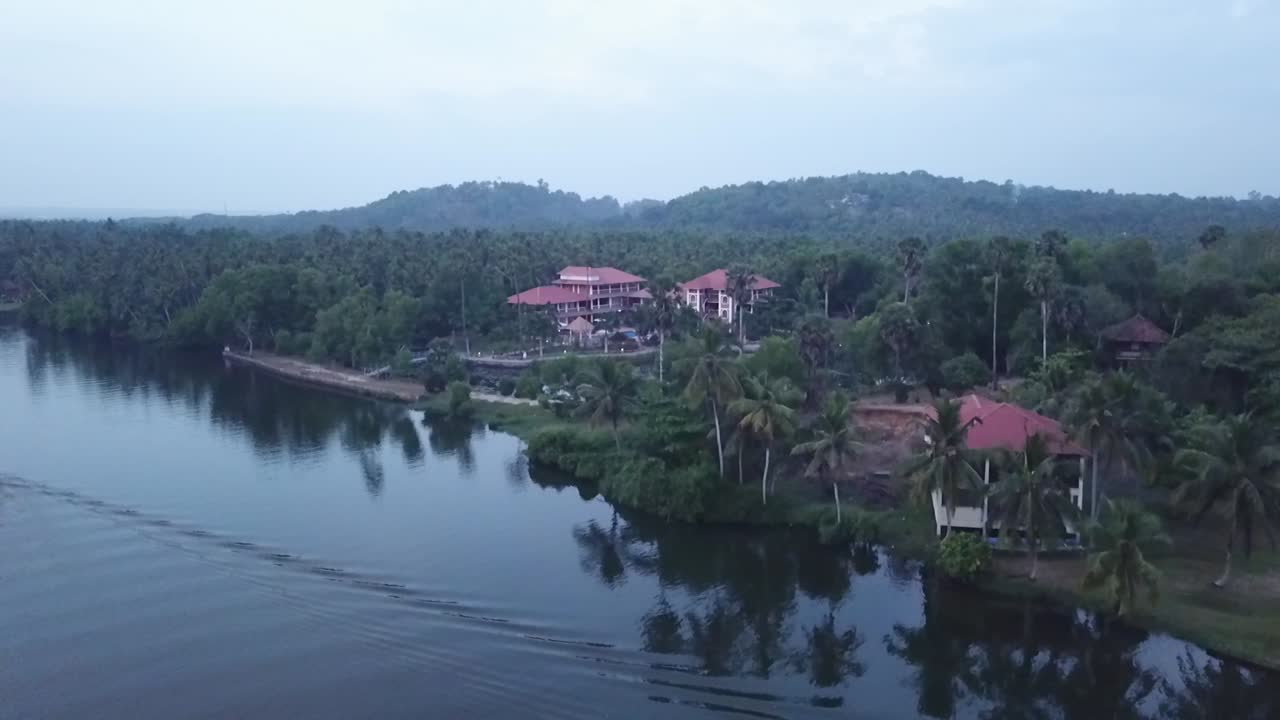 imagen reveladora ascendente de isola di cocco , un complejo de playa ayurvédica en las orillas del río poovar en kerala, india - avión no tripulado
