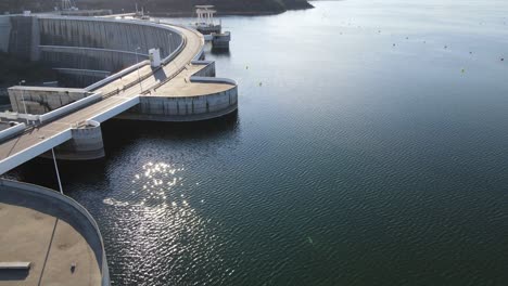 Drohnenansicht-Des-Alqueva-Staudamms-Und-Seiner-Angrenzenden-Gebiete