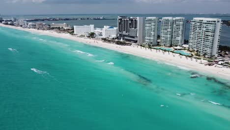 Cancún-Hoteles-Y-Resorts-Exóticos-De-Lujo-Frente-Al-Mar,-México