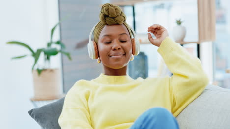 Black-woman,-headphones-and-listening-to-music