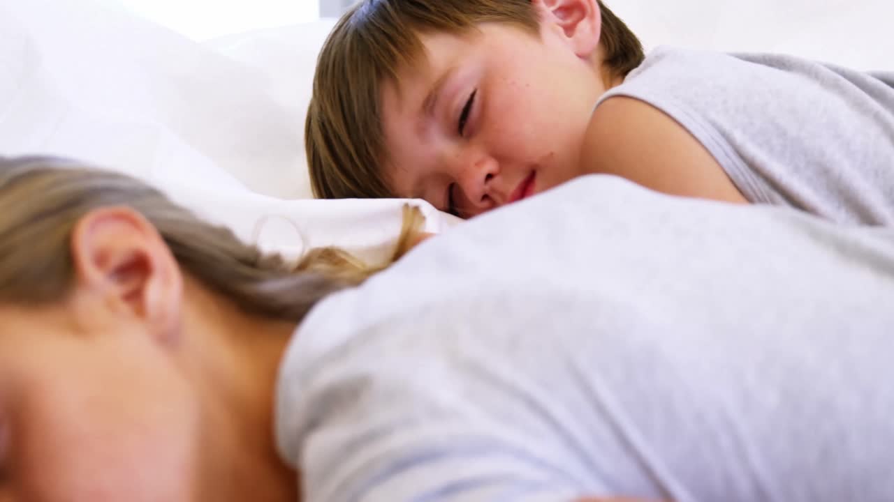 소년과 소녀가 침실에서 자고 있습니다.