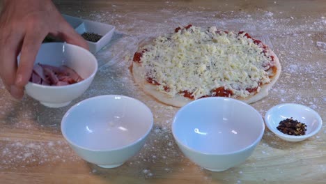 coronando una pizza casera fresca con rebanadas de delicioso jamón