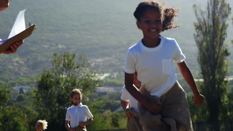 Niños-Jugando-Una-Carrera-De-Sacos-En-El-Parque