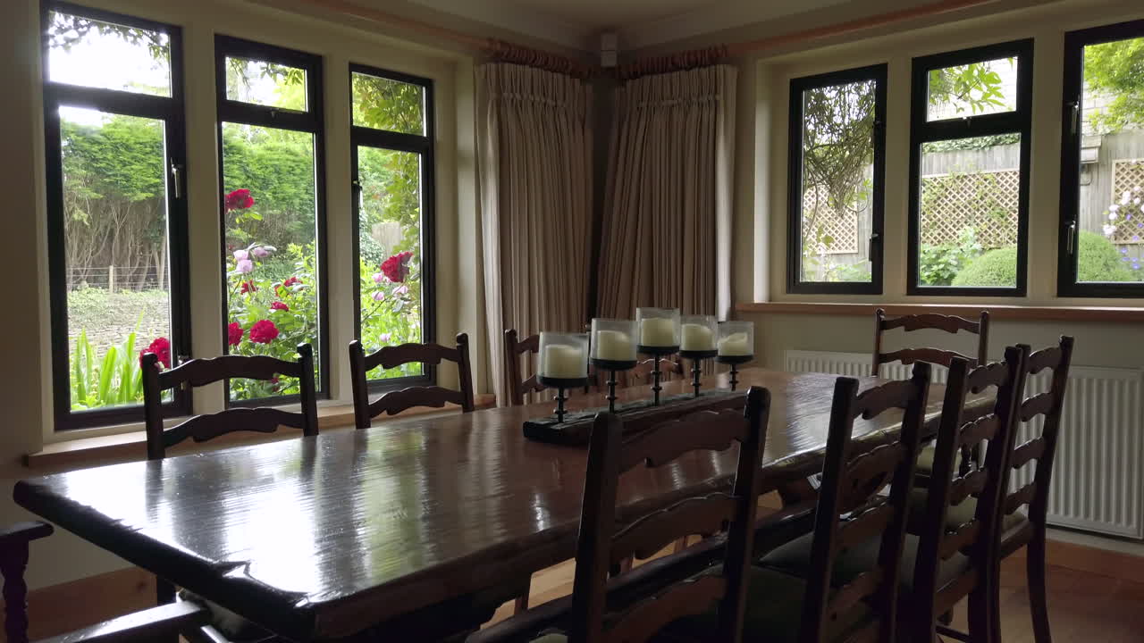 가정집에 있는 소박한 식당의 위쪽 기울기