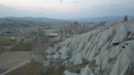 las golondrinas de los acantilados y los pueblos antiguos vivían en cuevas rocosas erosionadas en turquía