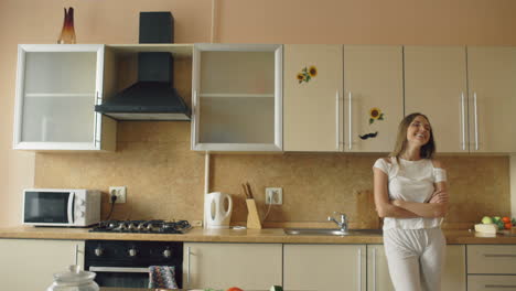 una pareja feliz en la cocina.