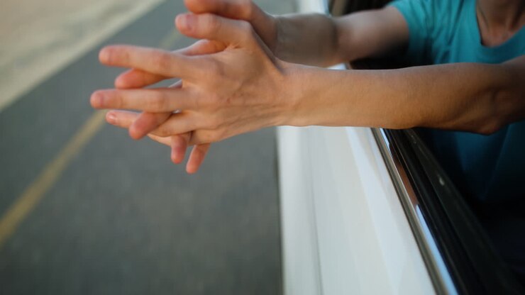 Vrouw reist in een auto