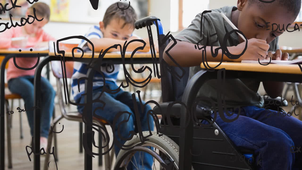 animación del texto de regreso a la escuela en negro con garabatos que se mueven sobre los escolares que escriben en clase