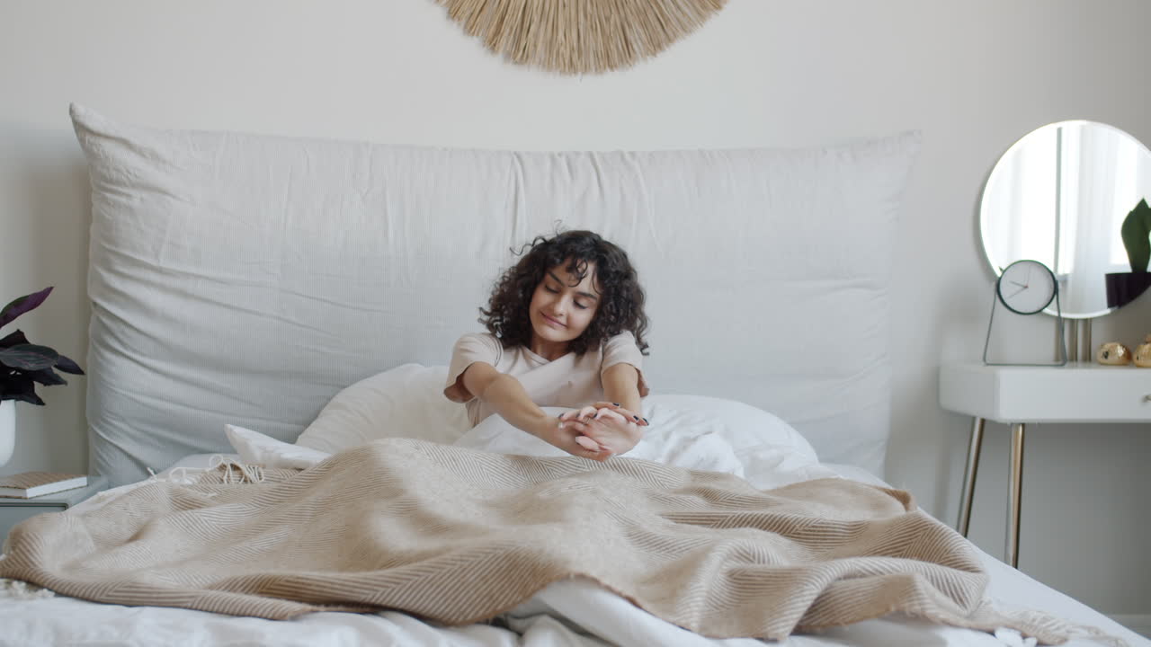 mujer estirándose en la cama