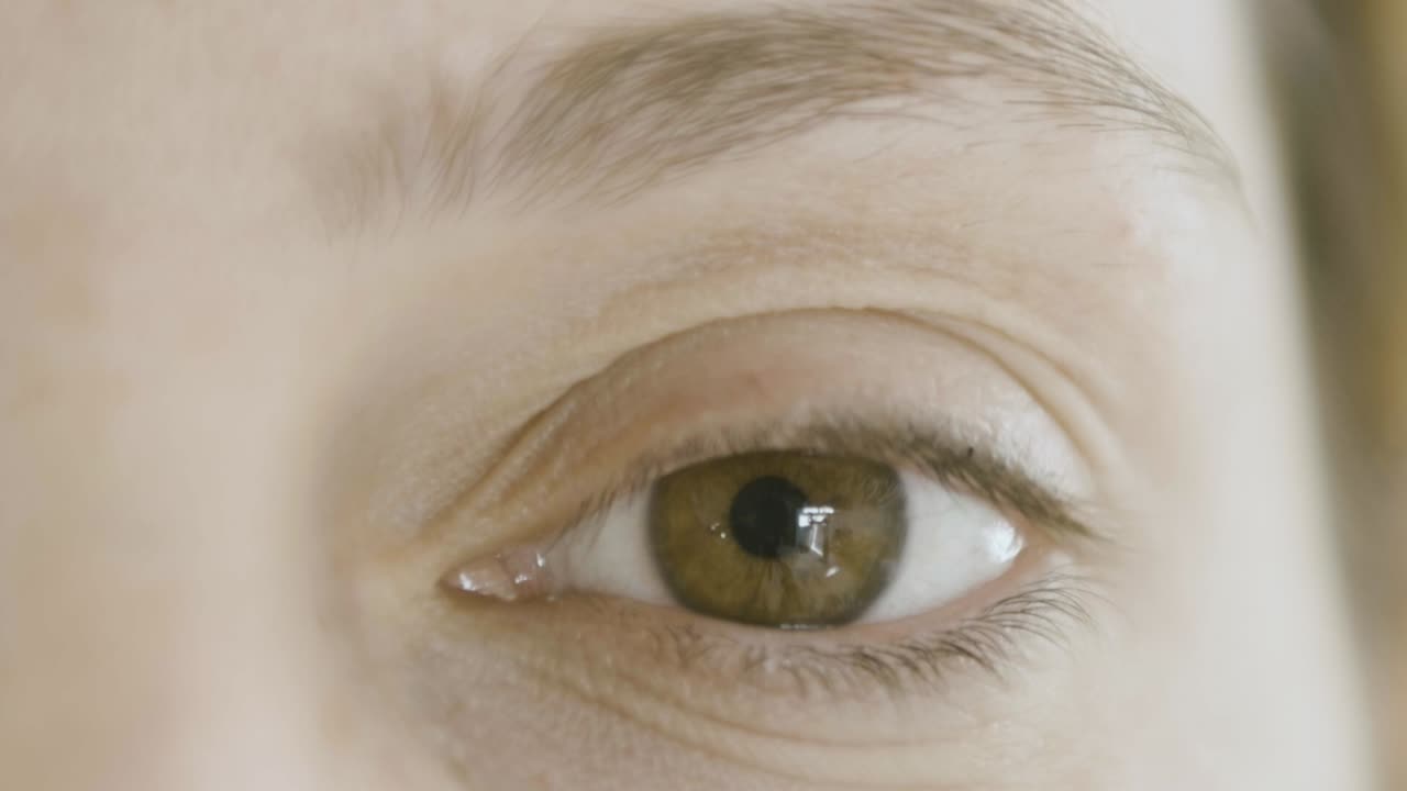 소녀의 눈을 뜨는 세부 사항, 슬로우 모션