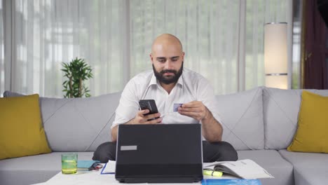 Hombre-Trabajador-De-Oficina-En-Casa-Comprando-Por-Teléfono.