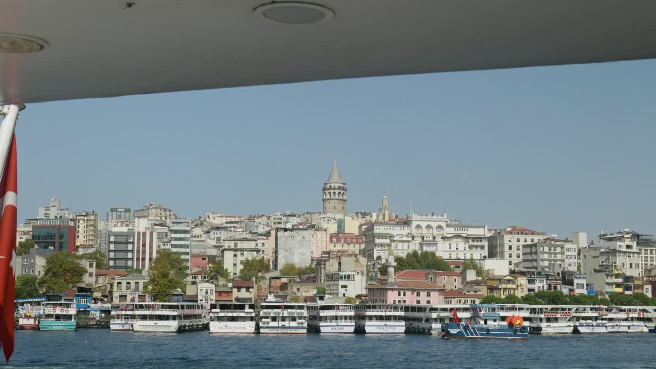 las torres de galata y el distrito vistos desde la parte trasera de un ferry turco