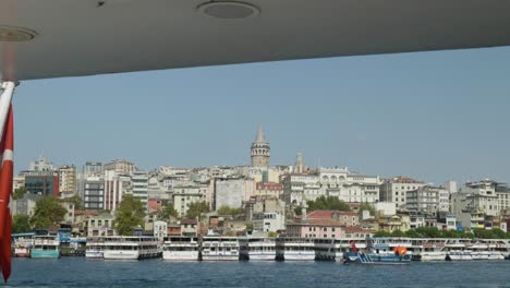 Torres-De-Gálata-Y-Distrito-Visto-Desde-La-Parte-Trasera-Del-Ferry-Turco