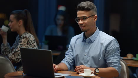 Hombre-De-Negocios-Haciendo-Videoconferencia-En-Línea-Con-Un-Cliente-En-Un-Lugar-De-Trabajo-Remoto