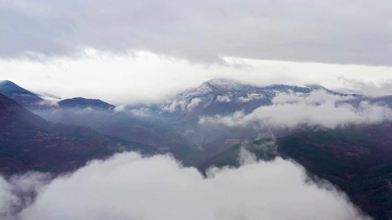 Rekaman drone 4K, pemandangan udara gunung dengan puncak dan bukit, dengan awan putih yang indah di langit dan cakrawala epik di Stara Planina dekat Vratsa, Bulgaria, Balkan, Eropa Timur.