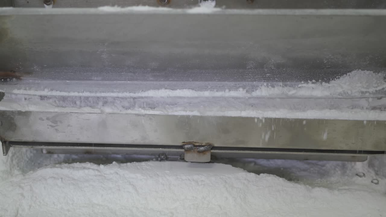 터키 기쁨을 사각형으로 절단하는 공장 기계의 근접