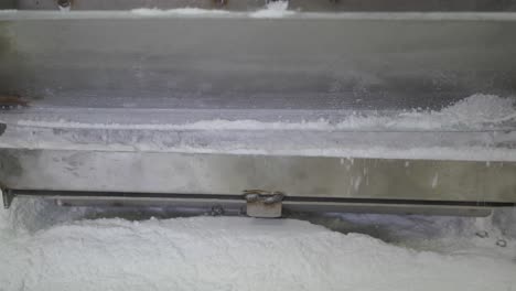 primer plano de la maquinaria de la fábrica cortando delicias turcas en cuadrados