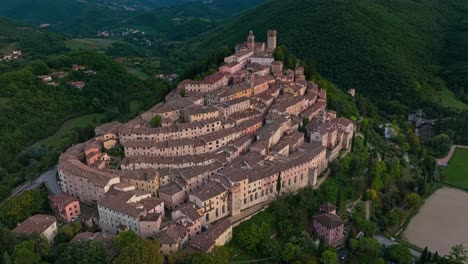 Casas-Adosadas-De-Nocera-Umbra-Y-Campanaccio-En-Perugia,-Italia