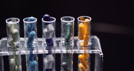 tubos de ensayo llenos de pastillas y drogas 2