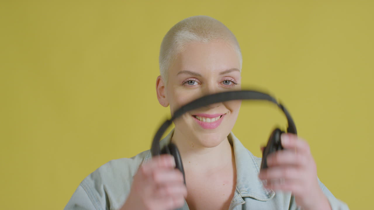 modelo caucásico femenino escuchando música con auriculares retrato de estudio 05