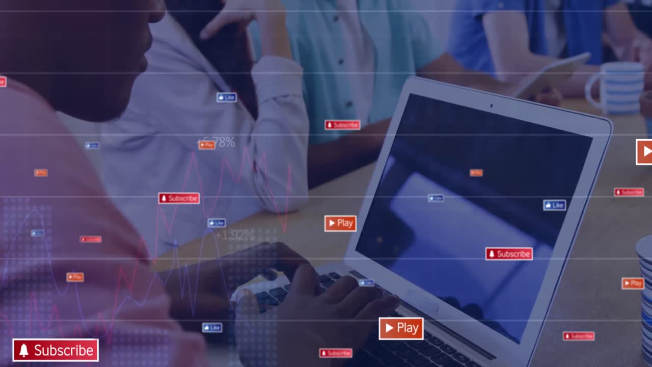 사무실에서 다양한 비즈니스 사람들에 대한 소셜 미디어 데이터 처리의 애니메이션