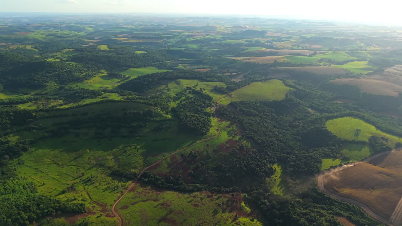 Colline agricole ondulate e campi a mosaico vicino a Laranjeiras do Sul, Paraná, Brasile