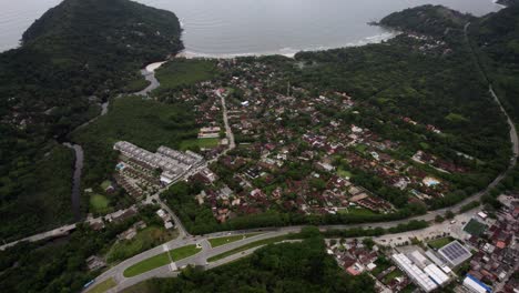 Vista-Aérea-De-La-Ciudad-Y-La-Playa-De-Barra-Do-Sahy,-En-Cloudy,-Costa-Verde,-Brasil