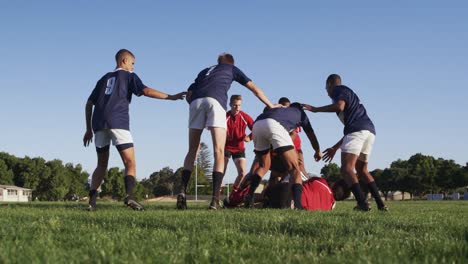 Rugbyspieler-Spielen-Auf-Dem-Spielfeld