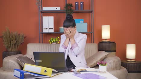 홈 오피스 직원 젊은 여성이 화를 내고 있습니다.