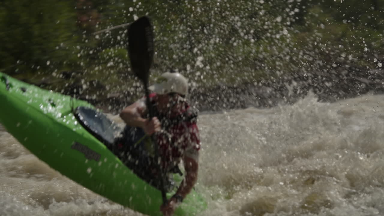 Kayak a tutta velocità su rapide di acque bianche
