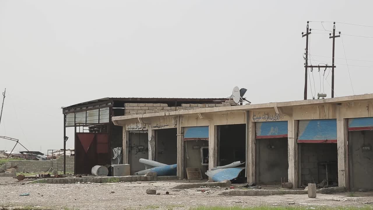 Capannoni abbandonati in Iraq. Zona pericolosa.