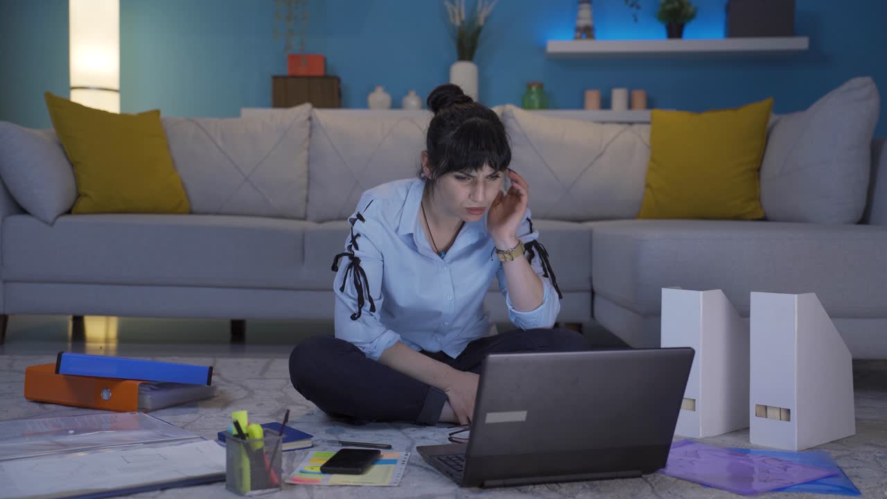 la mujer que trabaja en una oficina en casa se frustra.