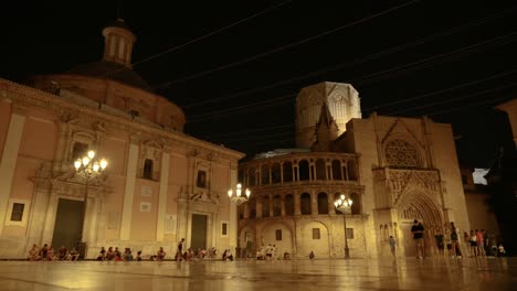 Animada-Plaza-Icónica-Plaza-Virgen-E-Histórica-Basílica-De-Valencia-Por-La-Noche,-España