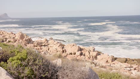 Landschaft-Aus-Wunderschönen-Bergen-Und-Meer-Mit-Blauem-Himmel-An-Sonnigen-Tagen,-In-Zeitlupe