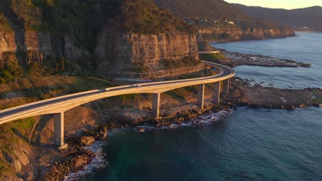 Puente-Voladizo-Del-Acantilado-Del-Mar-En-Un-Amanecer-Soleado-En-Clifton,-Nsw,-Australia