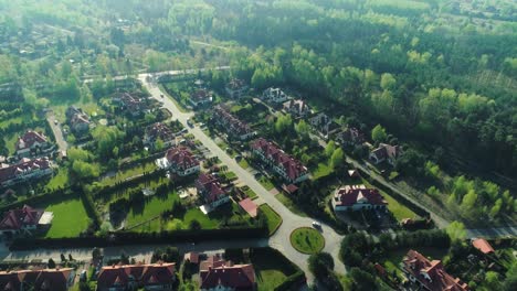 Vista-Aérea-De-Una-Urbanización-En-Los-Suburbios-Rodeada-De-Bosque