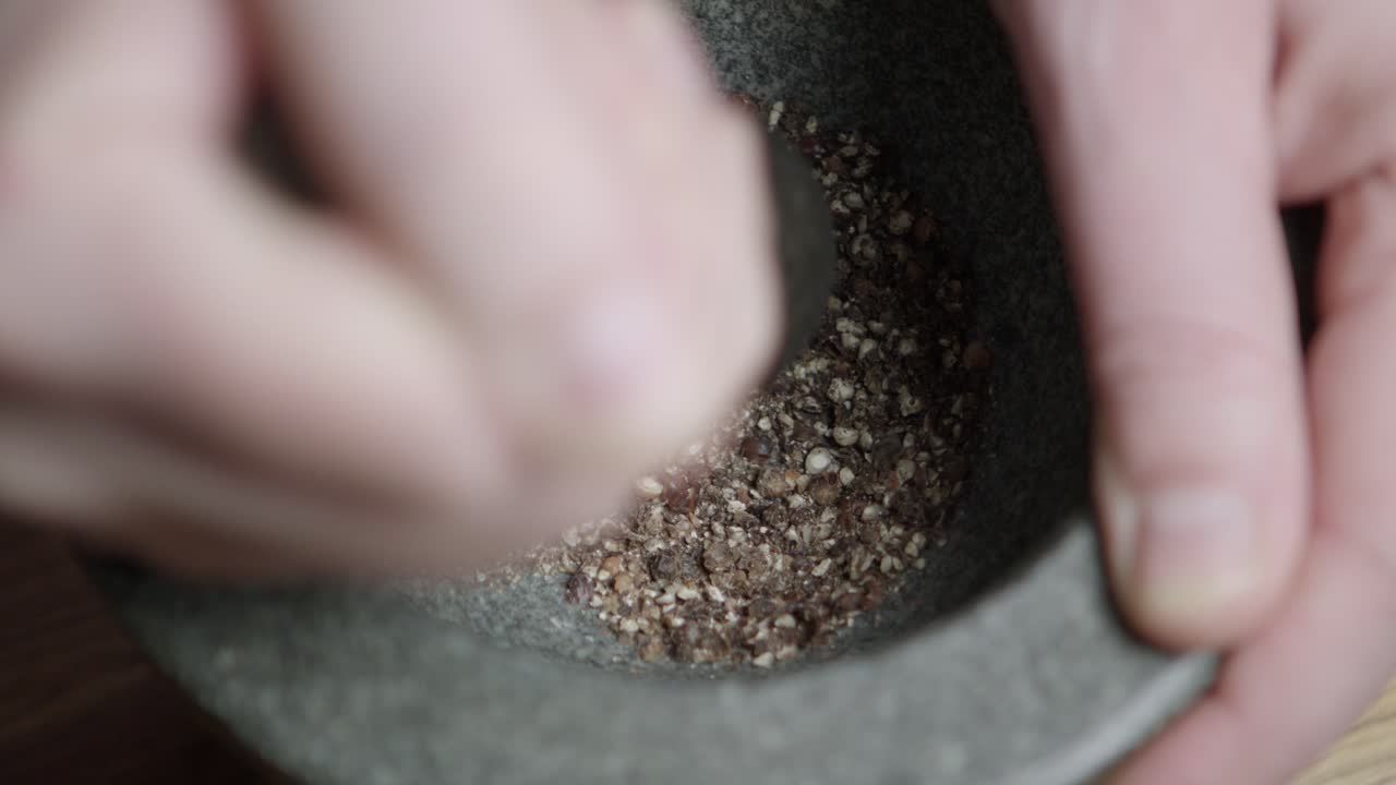 para cocinar una cena fantástica un chef tritura la pimienta negra en un mortero