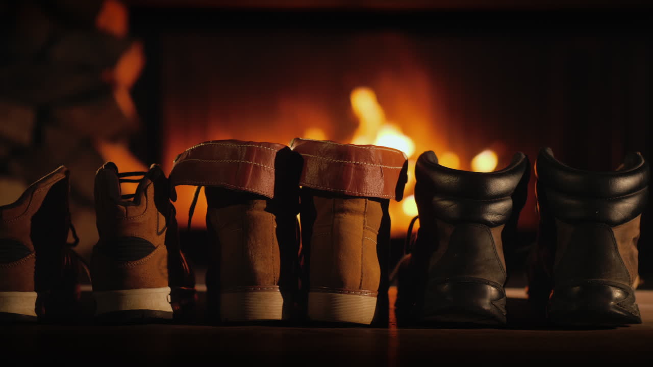 겨울 신발 몇 켤레가 불이 난 벽난로 근처에서 말리고 있다