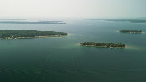 Vista-Aérea-De-Pequeñas-Islas-En-El-Lago-Huron,-Islas-Les-Cheneaux,-Michigan