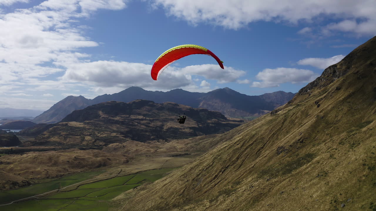 parapente en wanaka nueva zelanda a través de las montañas y colinas volando por el aire