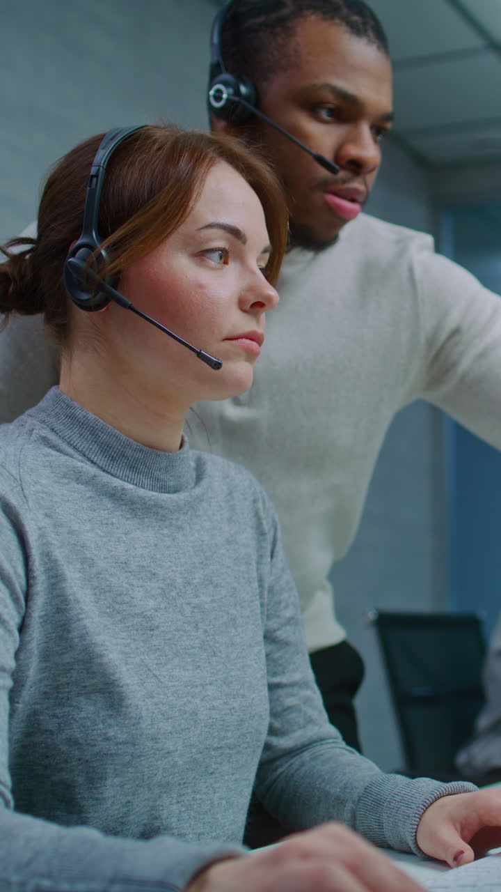 equipo de servicio al cliente trabajando juntos